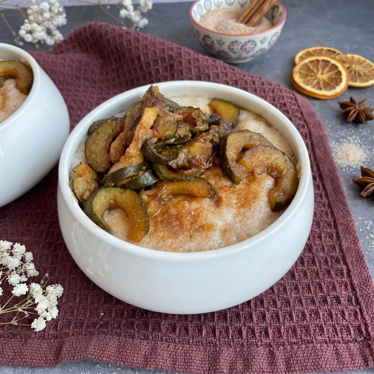 Cremiger Low-Carb & Keto Grießbrei mit Zucchini-Zimt-Kompott
