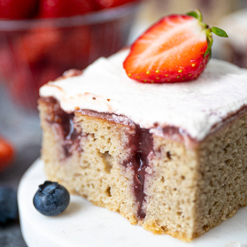 Low-Carb & Keto Poke Cake mit Erdbeeren