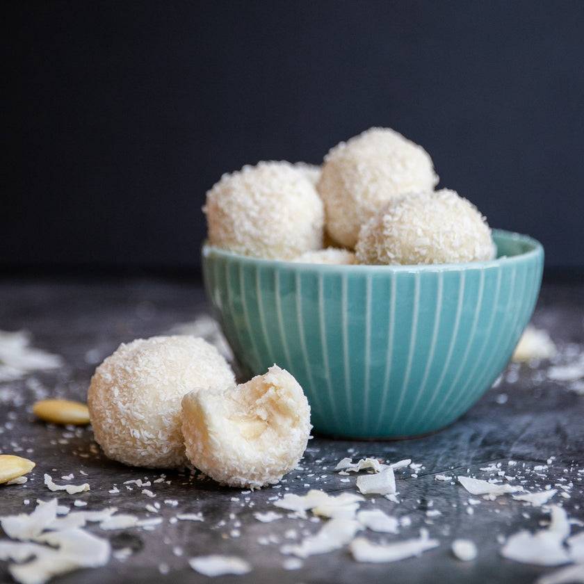 Low-Carb & Keto Kokos-Mandel-Protein-Kugeln