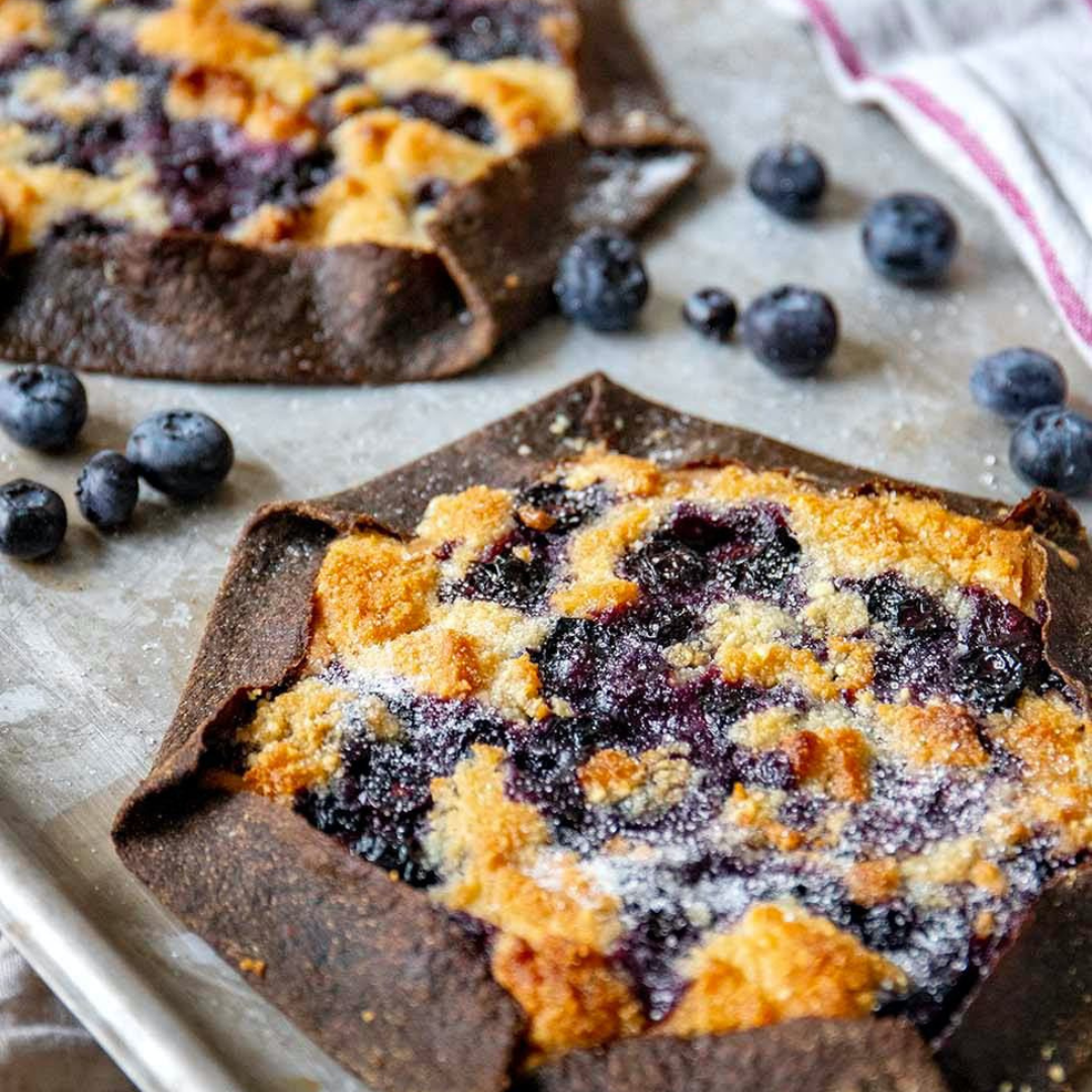 Low-Carb Galette mit Streuseln und Blaubeeren