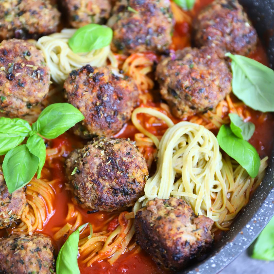 Low-Carb Edamame-Pasta mit würzigen Hackbällchen & Tomatensauce