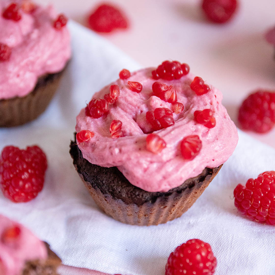 Low-Carb & Keto Brownie-Muffins mit Himbeerfüllung