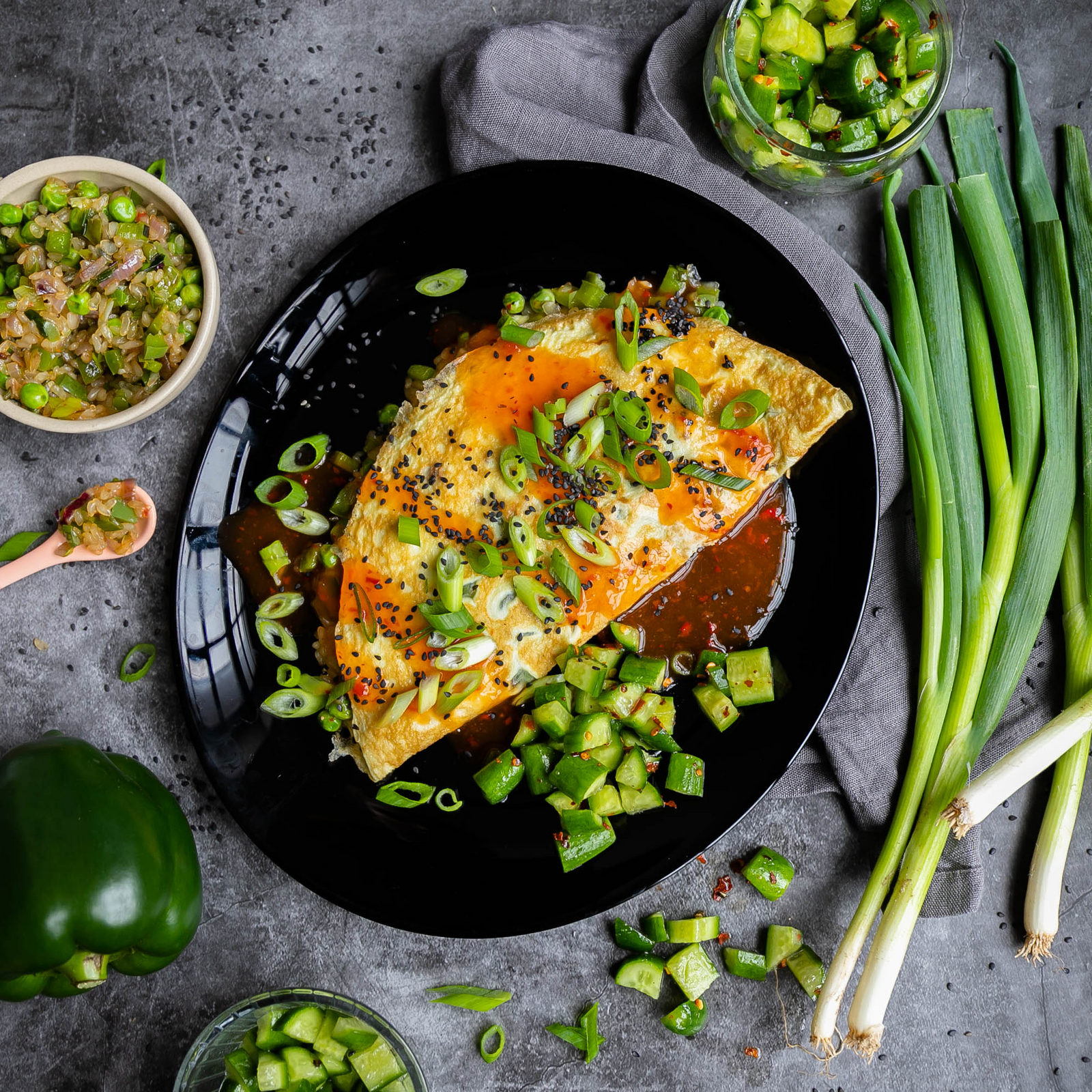 Japanisches Low-Carb Reisomelett mit Gurkensalat