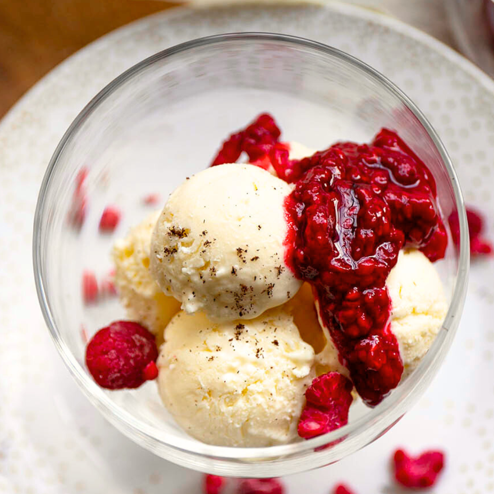 Low-Carb &amp; Keto Vanilleeis mit heißen Himbeeren | Simply Keto