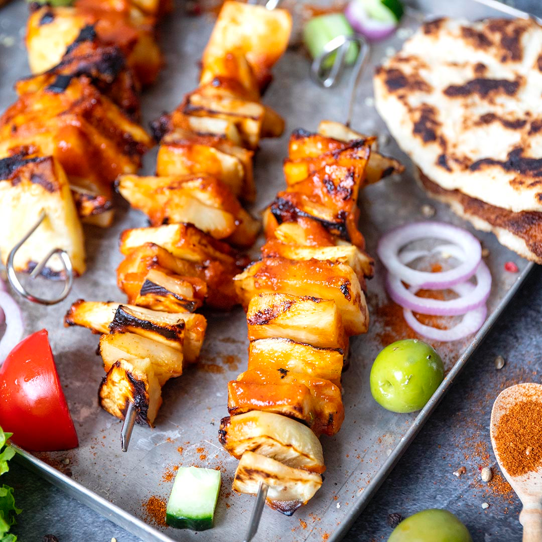 Vegane & Low-Carb Shawarma Spieße aus Knollensellerie mit Naan-Brot