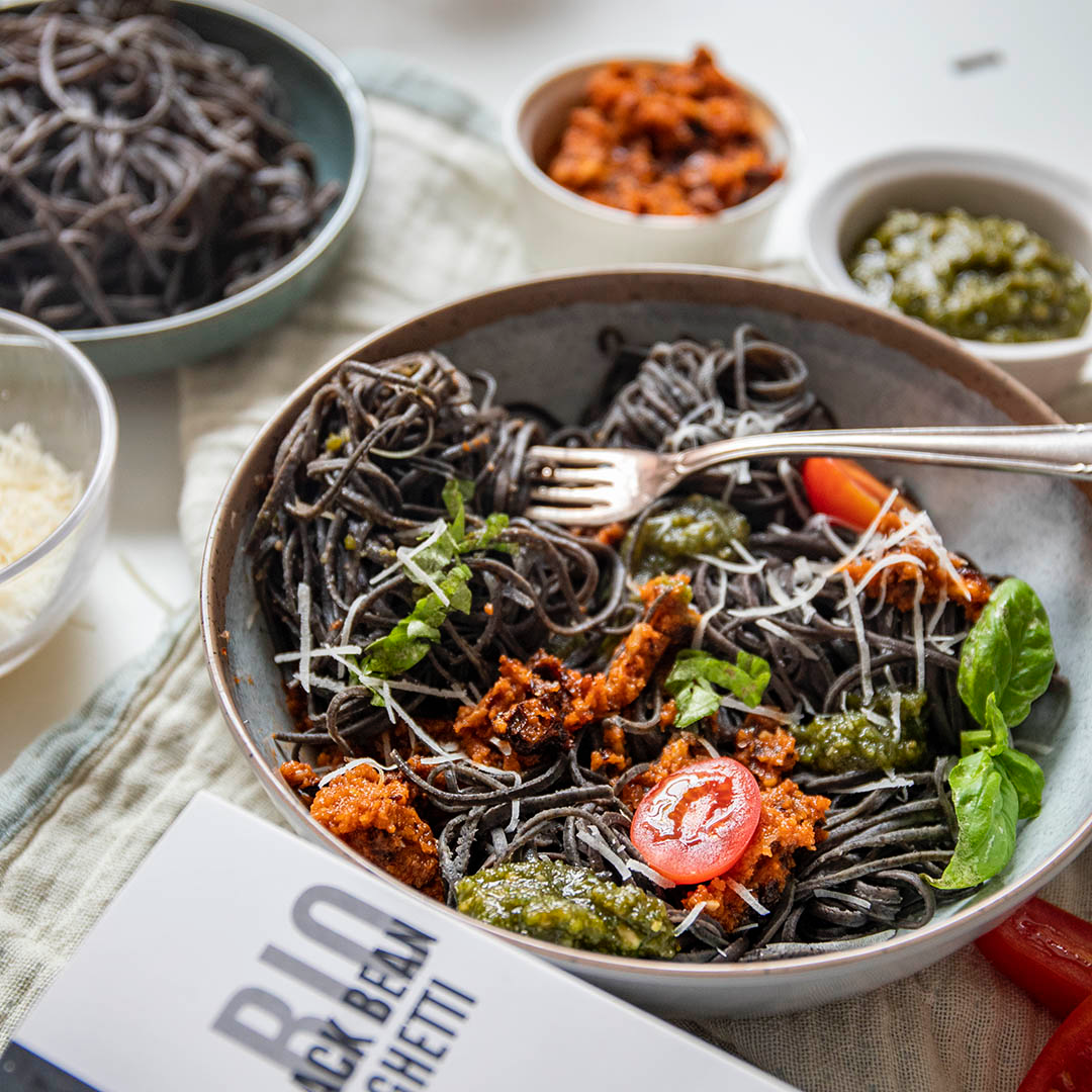 Low-Carb Schwarze Bohnen Pasta mit zweierlei Pesto