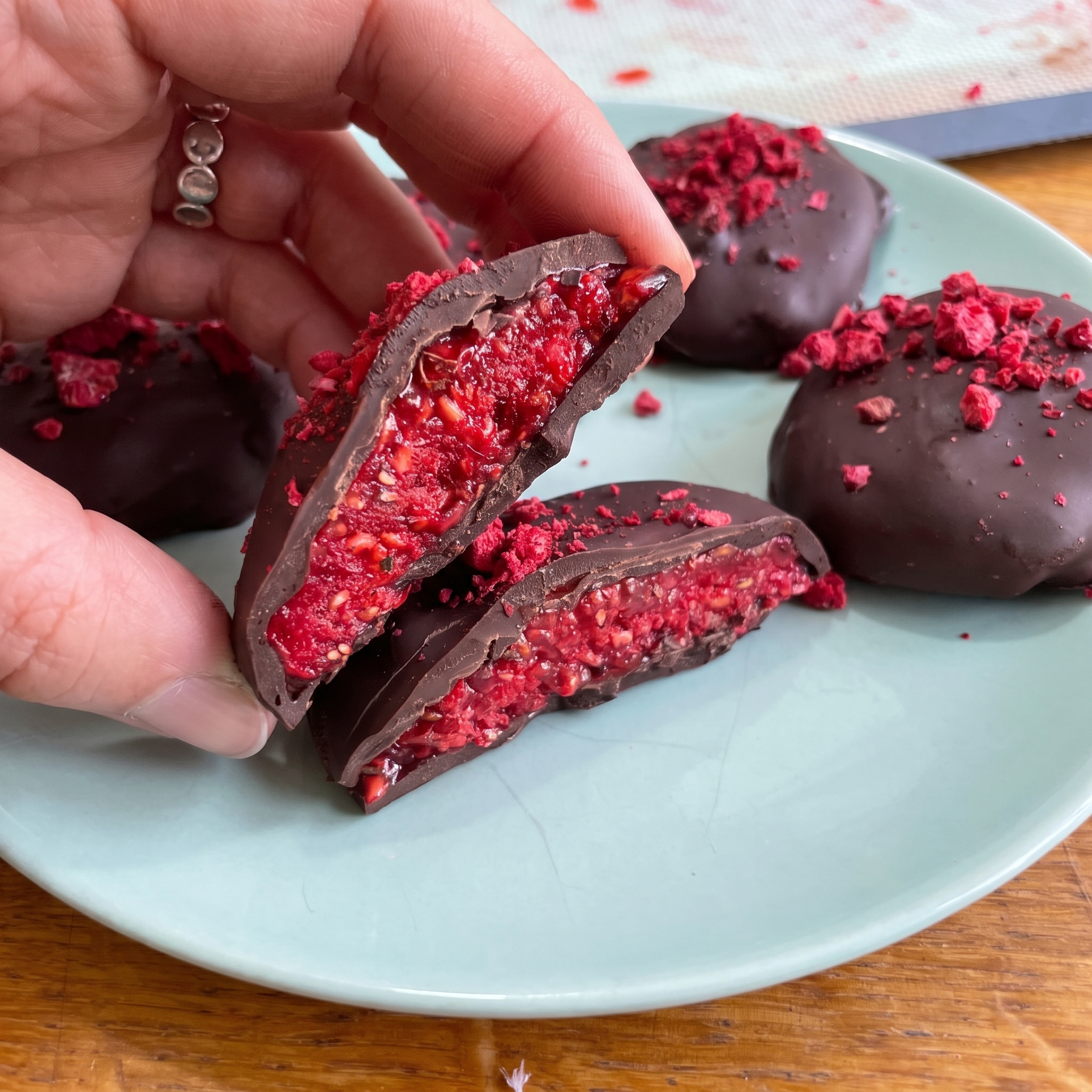 Low Carb gefrorene Himbeer Chia Taler mit Schokolade