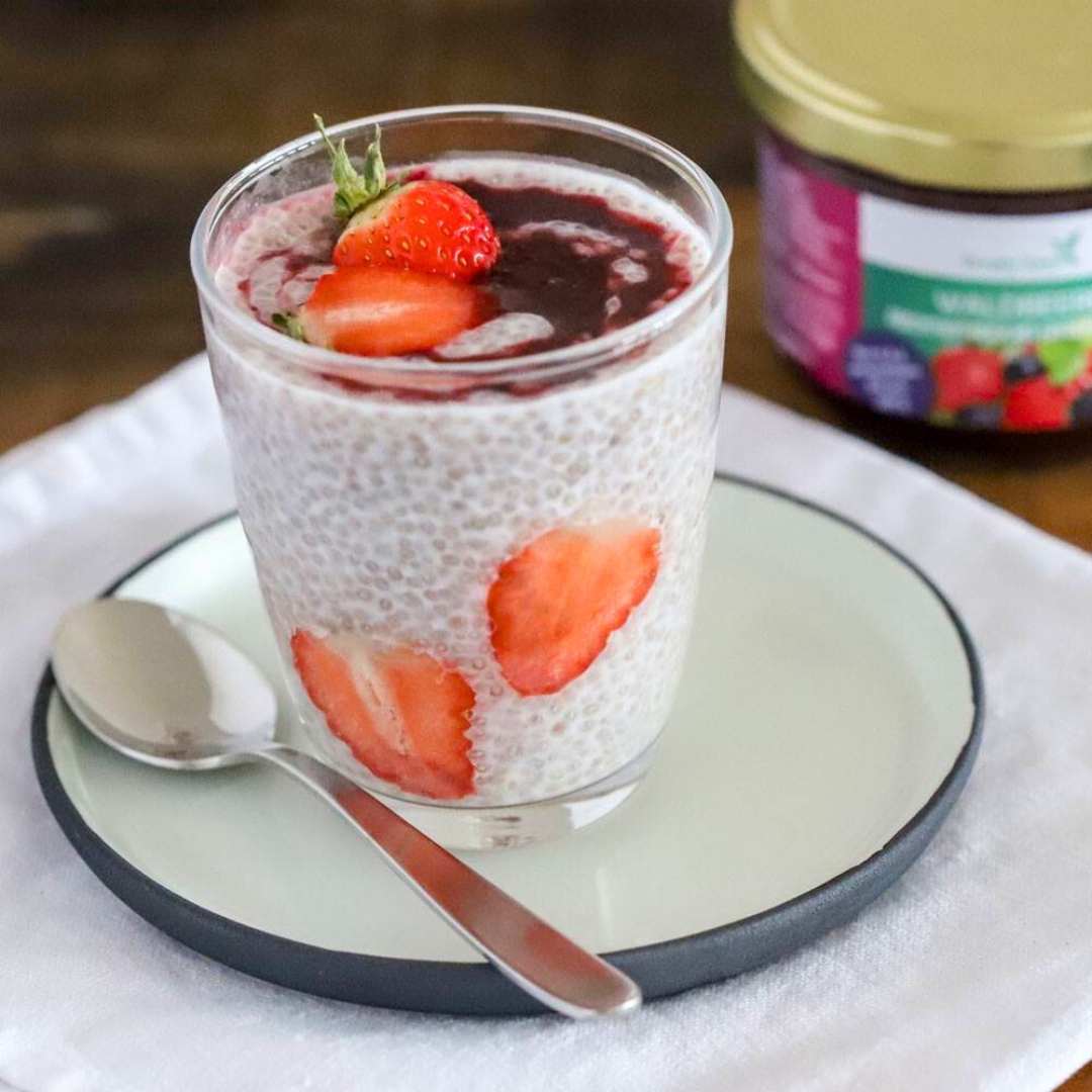 Veganer Chia-Pudding mit zuckerfreier Marmelade