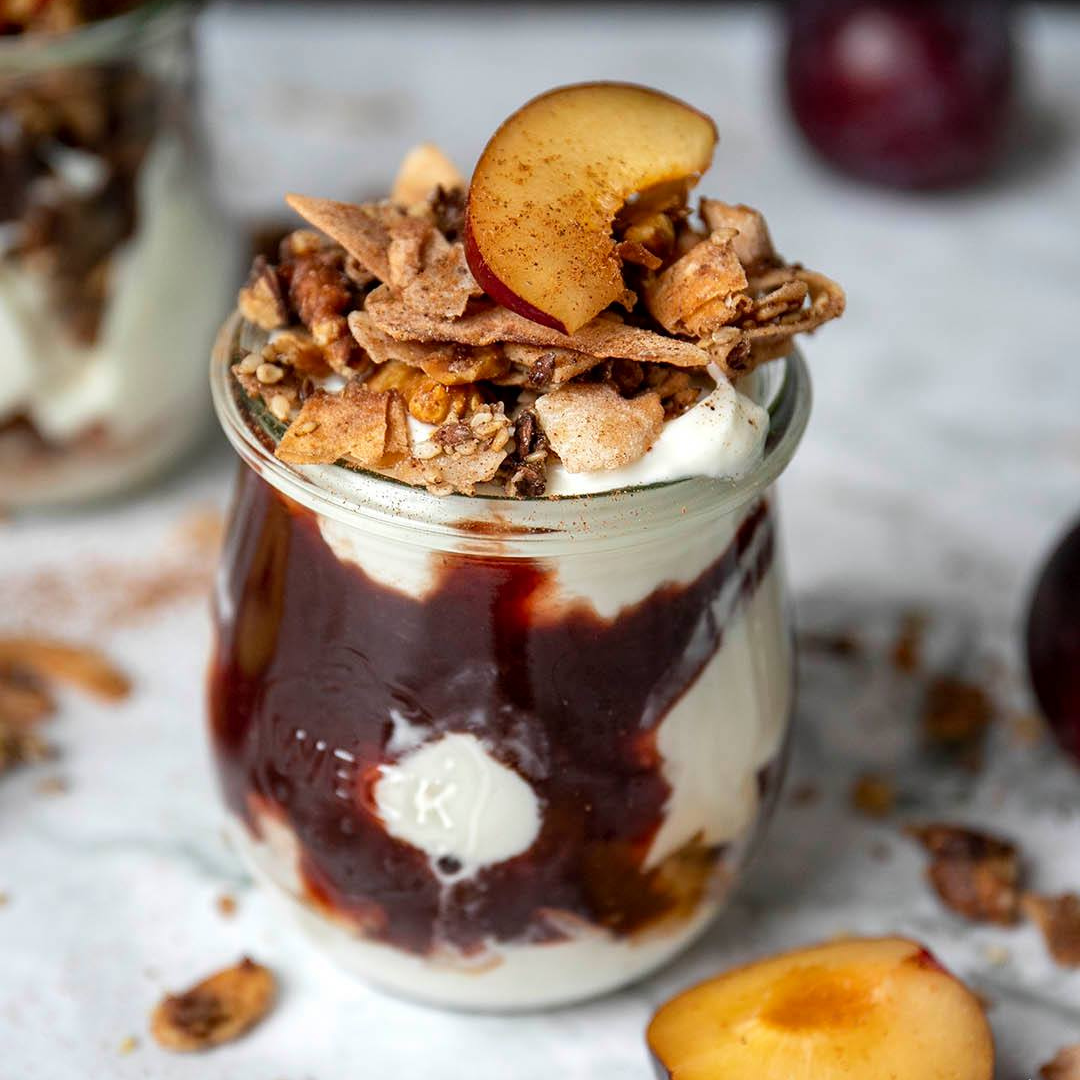 Orientalisches Low-Carb Pflaumen Crumble im Glas