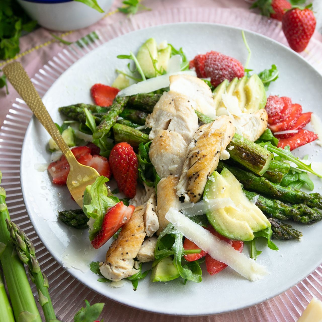 Low-Carb & Keto Spargel-Erdbeer Salat