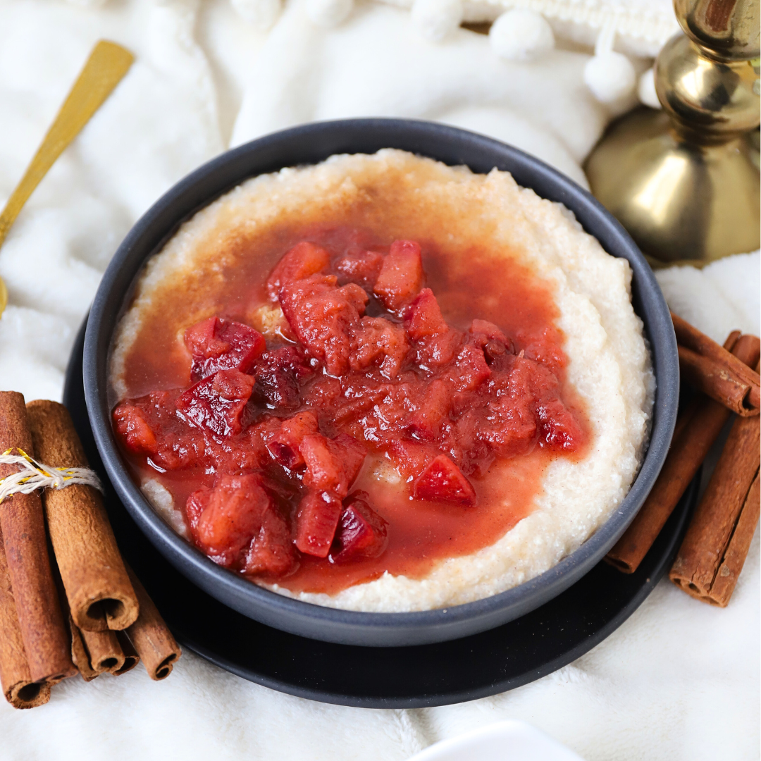 Low-Carb Protein-Grießbrei mit Pflaumen & Zimt