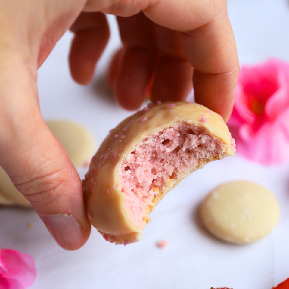 Strawberry Cake Frosted Protein Cookies | 8er Pack