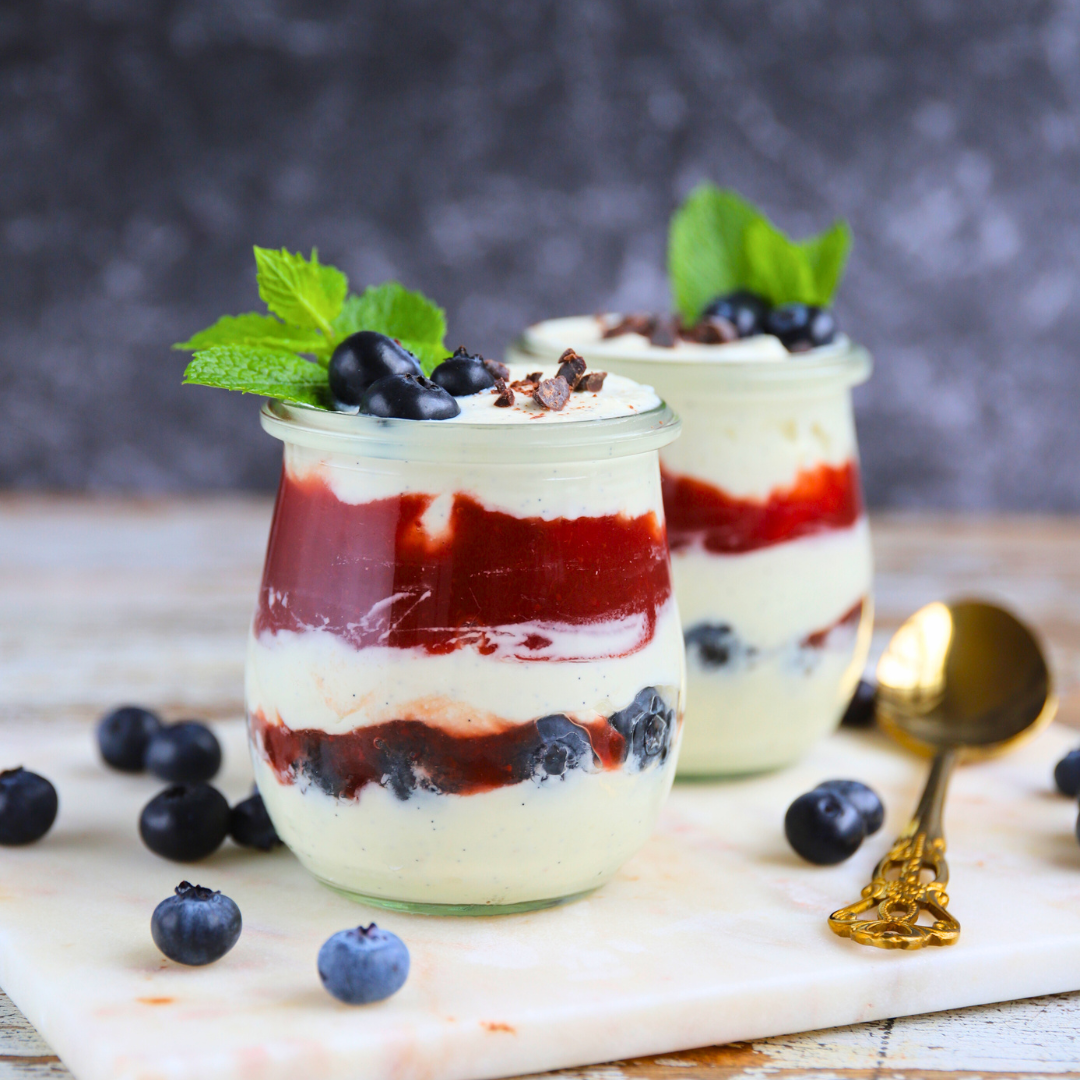 Low-Carb Schichtdessert mit Beeren