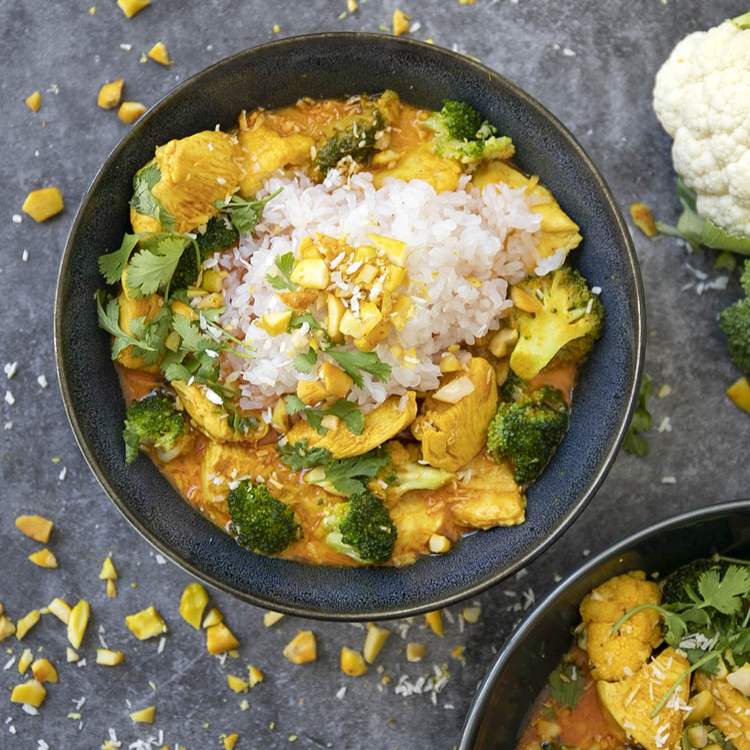 Low-Carb Chicken-Curry mit Reis | Simply Keto