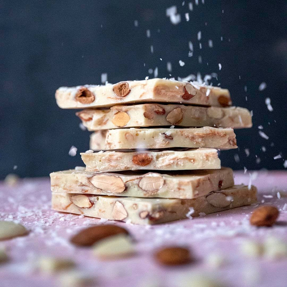 Zuckerreduzierte weiße Bruch-Schokolade | Kokos-Mandel