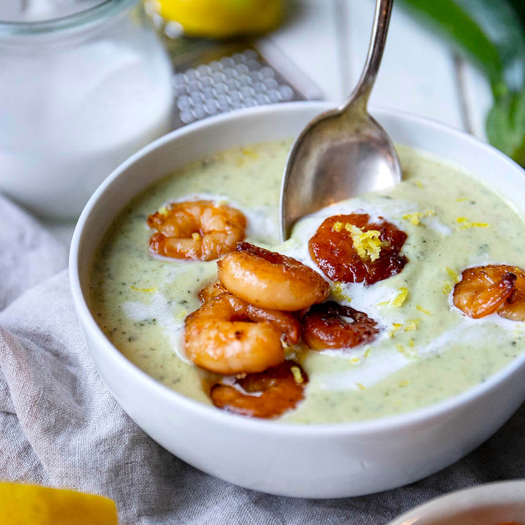 Zucchini-Kokos-Zitronen Suppe mit Garnelen