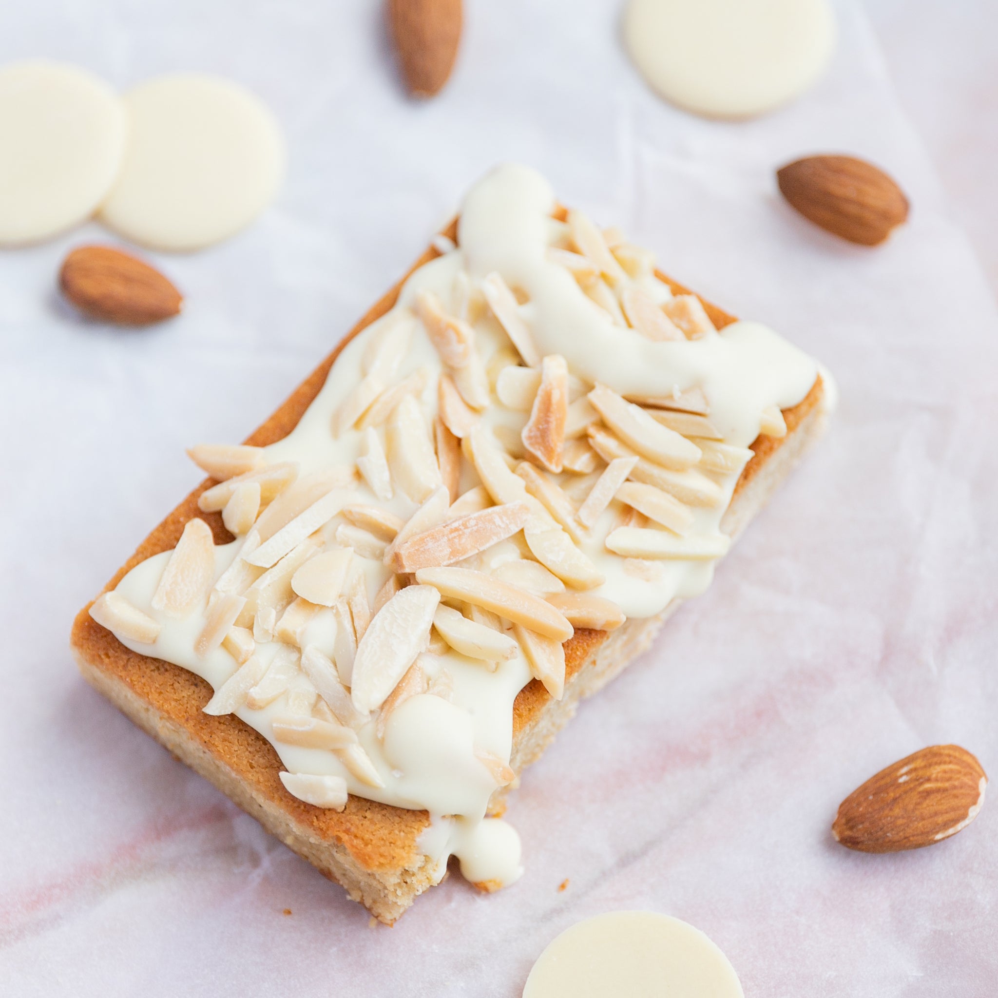 Lower-Carb* Blondie mit weißer Schokolade & Mandeln