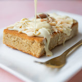 Lower-Carb* Blondie mit weißer Schokolade & Mandeln